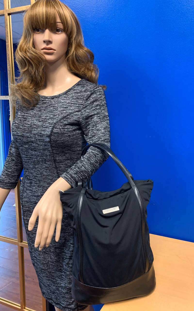 Trussardi Schwarze Nylon Vintage Leder Bucket Schulter Handtasche Trussardi Schwarze Nylon Vintage Leder Bucket Schulter Handtasche von SapphireBagLady