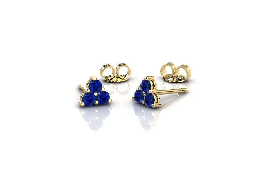 Blaue Saphir Ohrstecker, Cluster Set Mini Massiv Gelbgold Ohrringe, September Geburtsstein Geschenk, Kleiner Schmuck, Lab Grown Or Natural Blaue Saphir Ohrstecker, Cluster Set Mini Massiv Gelbgold Ohrringe, September Geburtsstein Geschenk, Kleiner Schmuck, Lab Grown Or Natural von SapphireJewelStudio