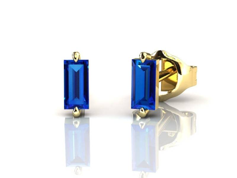 Blauer Saphir Ohrstecker, Baguette Mini Gelbgold September Geburtsstein Geschenk, Kleiner Schmuck, Lab Grown Or Natural von SapphireJewelStudio