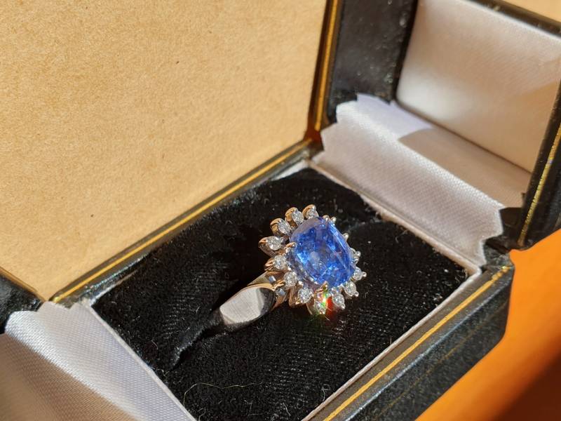 Schöne Hellblau 4, 5 Karat Celonese Saphir Schöne Hellblau 4, 5 Karat Celonese Saphir von SapphireSpectacular
