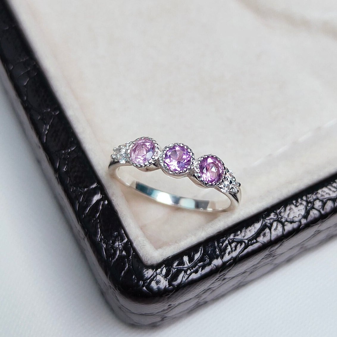 Natürlicher Amethyst Rose De France Bandring, 925 Sterlingsilberring, Ehering, Rosa Eternity Band von SapphirejewelsArt