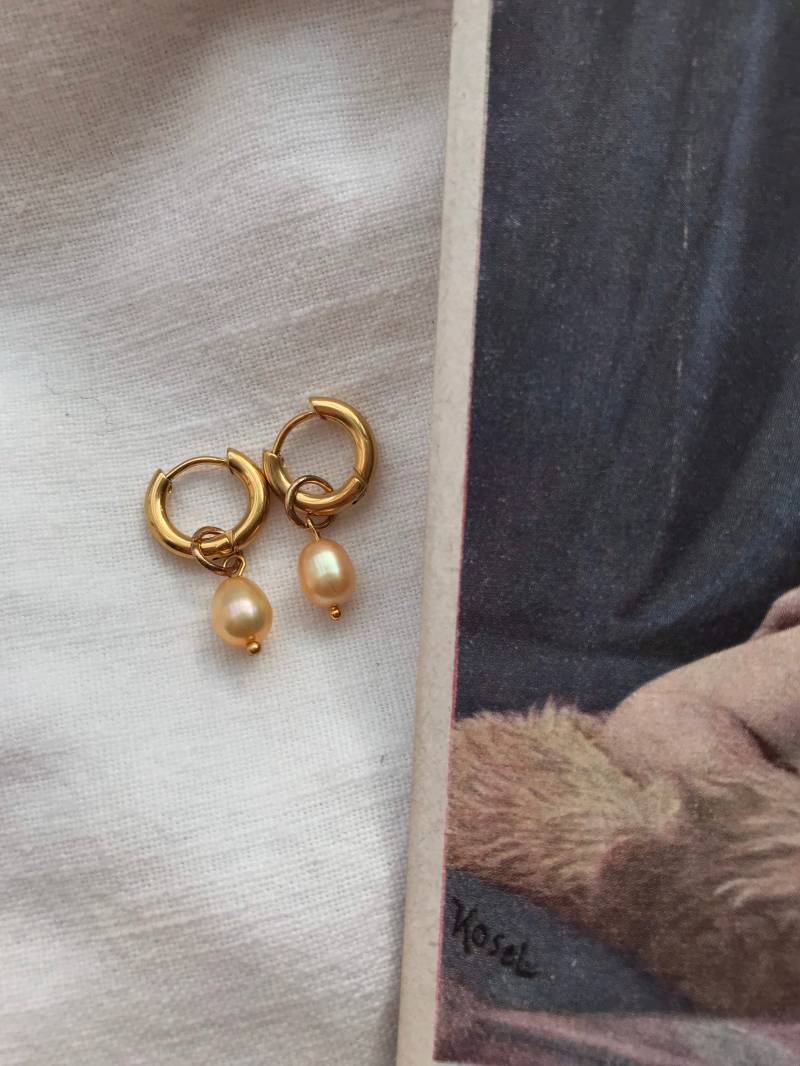 Pastell Gelb Irisierende Echte Perle Ohrringe Gold Hoop Huggies Handgefertigt Romantisch Brautschmuck Brautjungfer Schmuck Zitrone von SapphoVintageStore
