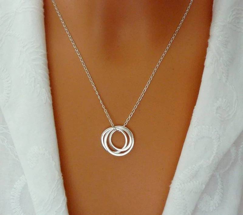 Drei Ringe Schwestern Halskette, 3 Verschlungene Kreise, Dreifach Ring Freundschaft, Schmuck, Sterling Silber, Gold Unzertrennliche Drei Ringe Schwestern Halskette, 3 Verschlungene Kreise, Dreifach Ring Freundschaft, Schmuck, Sterling Silber, Gold Unzertrennliche von SaraAndJane
