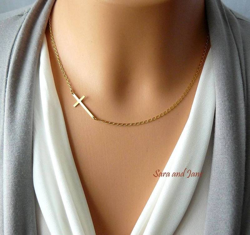 Seitlich Kreuz Halskette in Gelbgold/Geburtstagsgeschenk Beste Freundin Gold Cross Charm Necklace Seitlich Kreuz Halskette in Gelbgold/Geburtstagsgeschenk Beste Freundin Gold Cross Charm Necklace von SaraAndJane