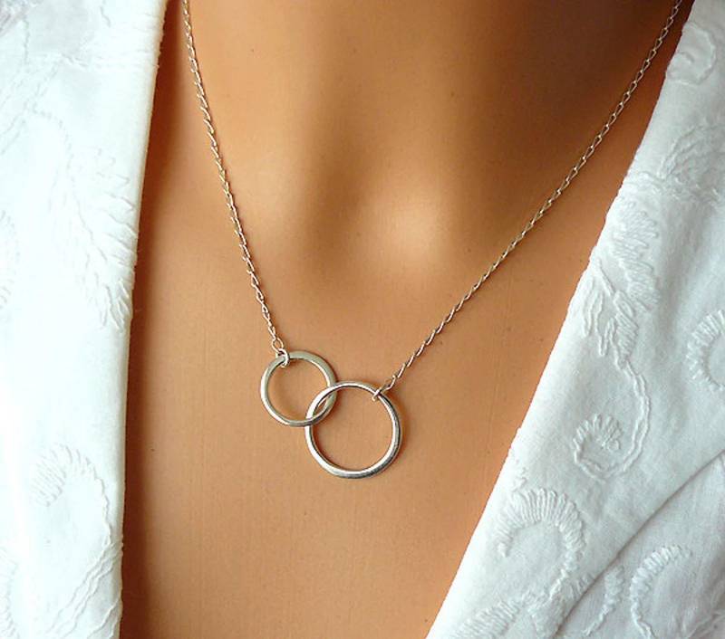 Unendlichkeit Halskette - Schwestern Geschenk Eternity Anhänger Doppel Kreis Ineinander Greifender Hoop Gutes Karma Unendlichkeit Halskette - Schwestern Geschenk Eternity Anhänger Doppel Kreis Ineinander Greifender Hoop Gutes Karma von SaraAndJane