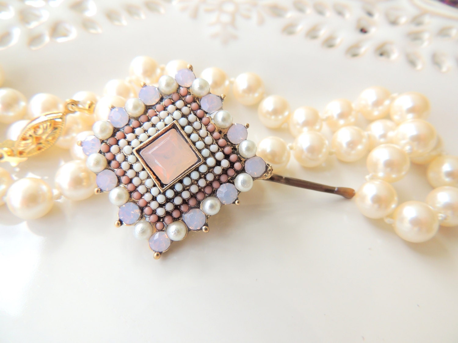 Brautmoden Rose Perlen Haar Clip Platz Vintage Pin Auf Ihrem Oder Schal, Erstaunliche Haarnadel Haarclip von SaraAttaliDesign