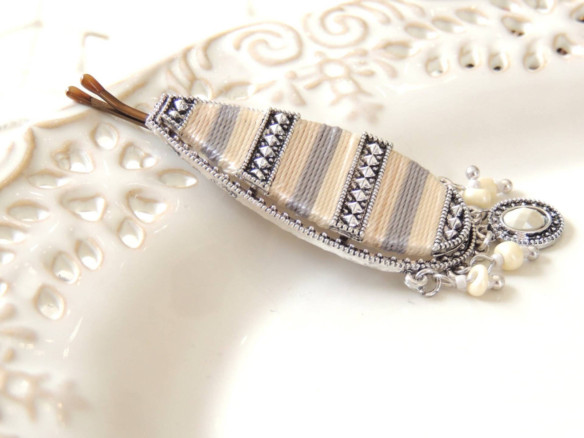 Schöne Grau Weiß Boho Haarnadel, Braut Schleier, Schmuck, Accessoires, Braun Orange Grün Haarnadel von SaraAttaliDesign