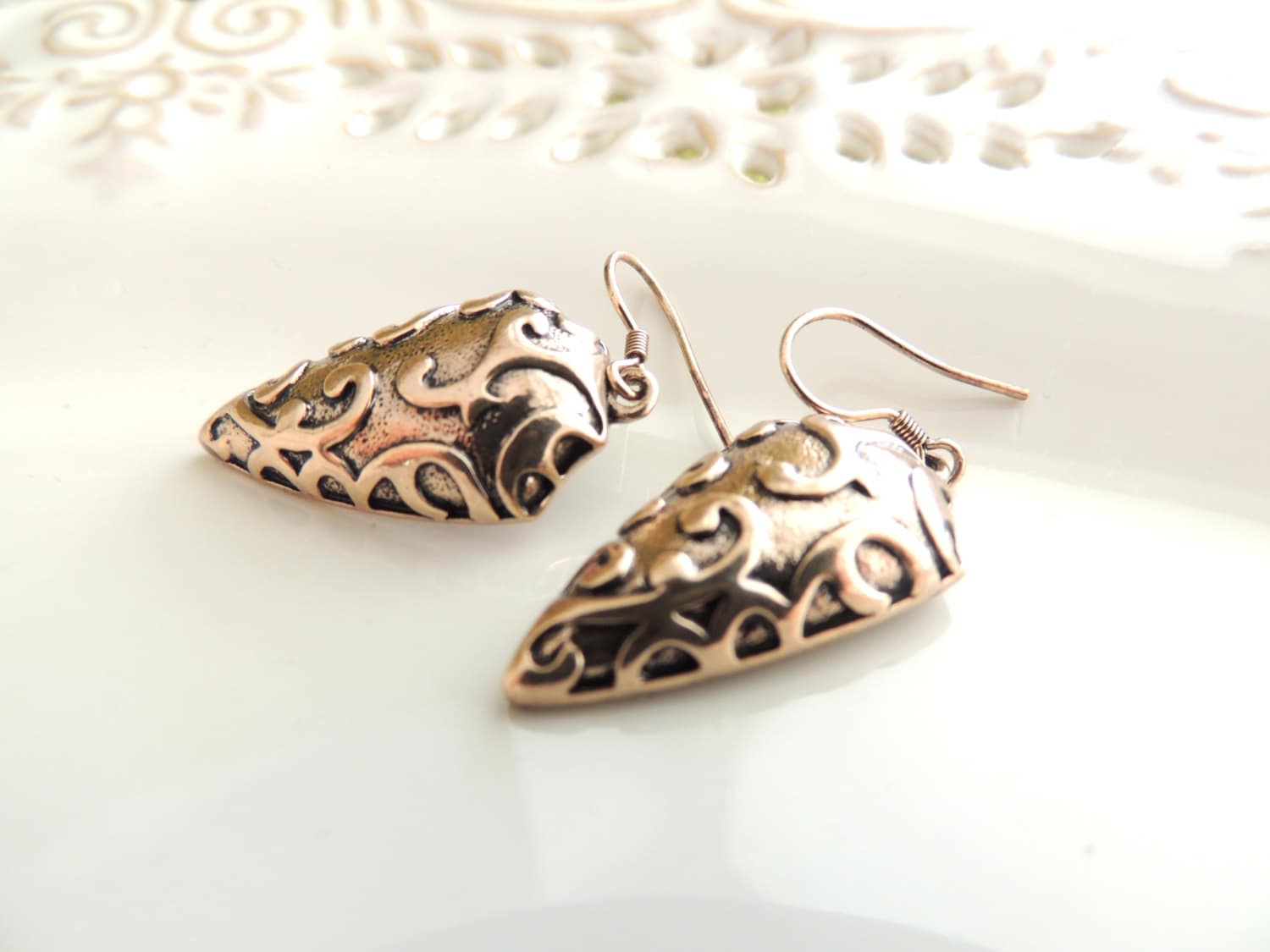 Schöne Schnitzereien Hängende Ohrringe Für Sie, Handgemachte Ohrringe, Brautschmuck, Florale Baumeln von SaraAttaliDesign