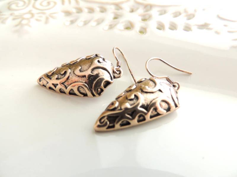 Schöne Schnitzereien Hängende Ohrringe Für Sie, Handgemachte Ohrringe, Brautschmuck, Florale Baumeln von SaraAttaliDesign