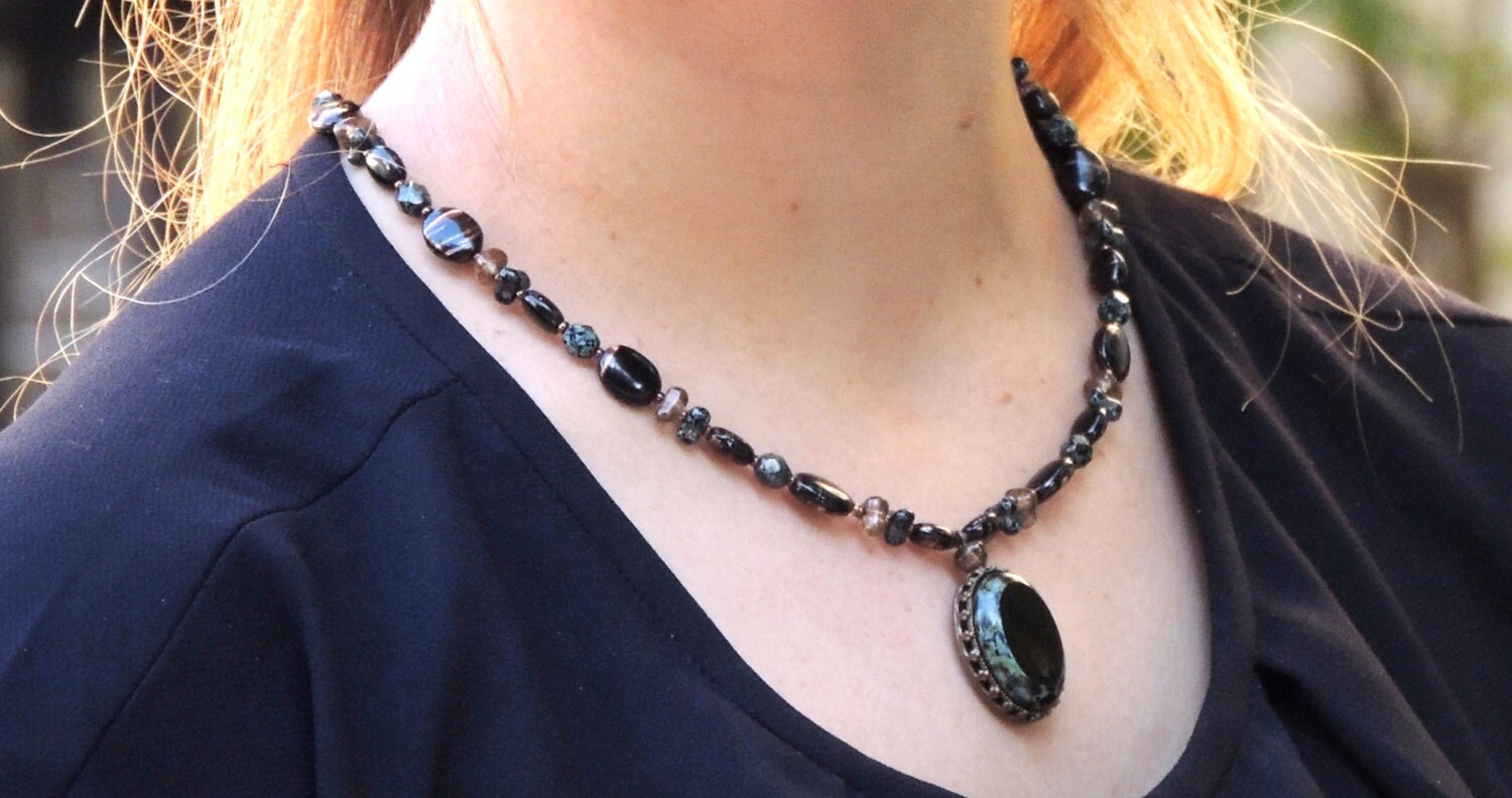 Schöne Schwarze Perlenhalskette Besondere Und Schöne, Lange Perlenhalskette, Boho-Halskette von SaraAttaliDesign