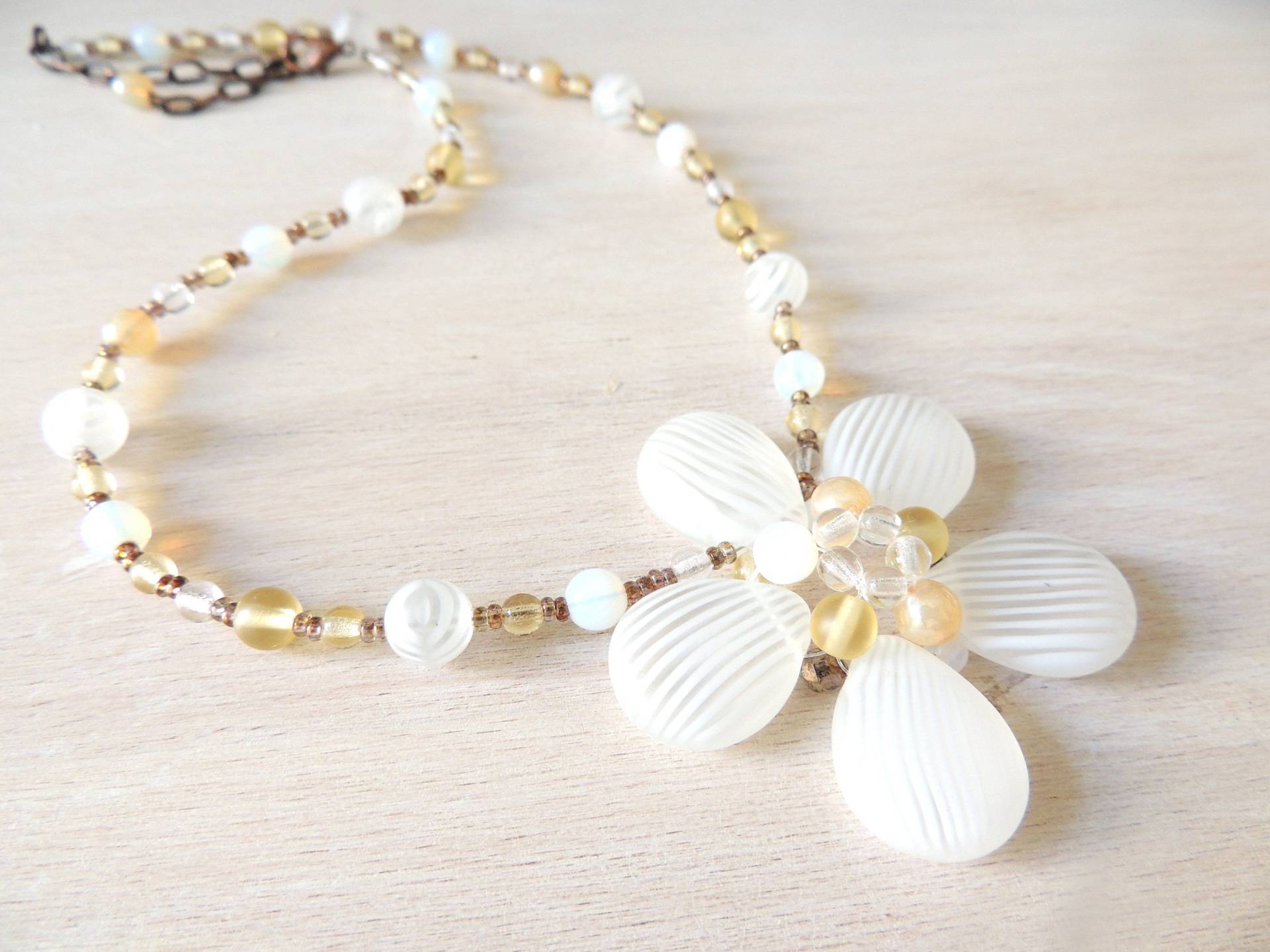 Schöne Weiße Blume Perlen Halskette Spezielle Und Schöne, Lange Halskette, Boho von SaraAttaliDesign