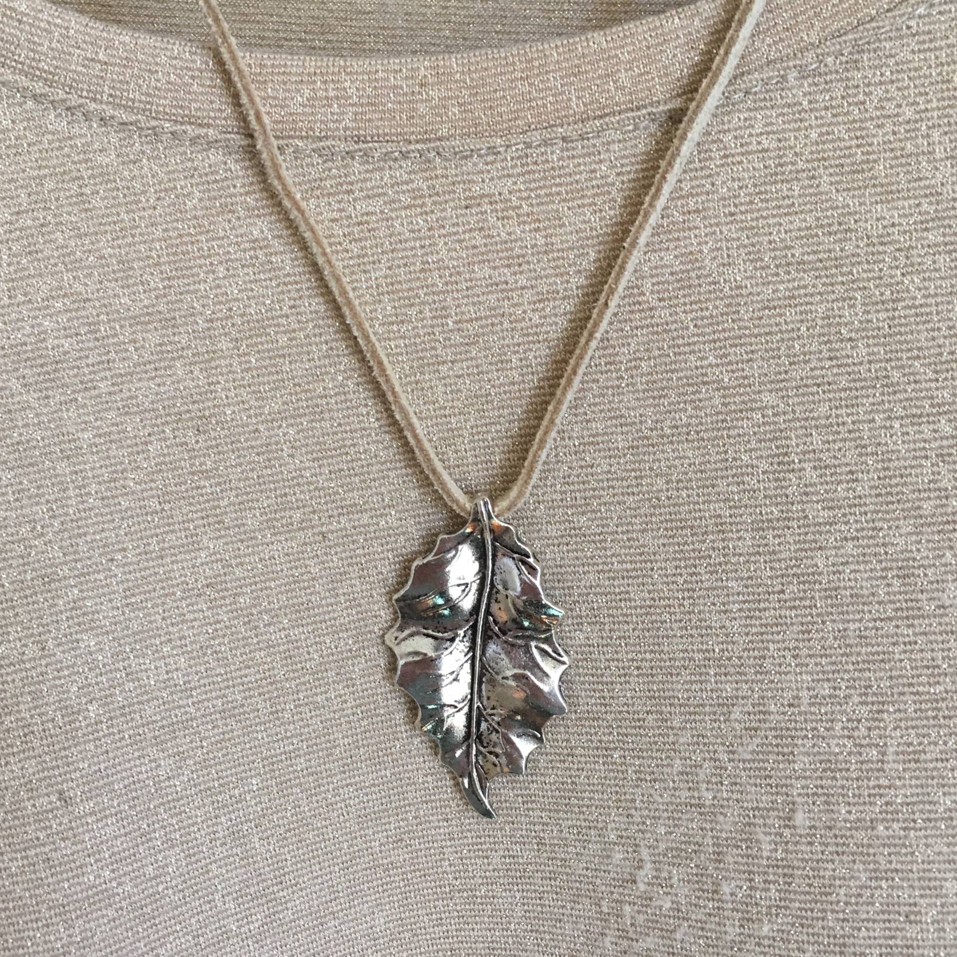 Silber Blatt Auf Blonde Leder Halskette/Anhänger Hippie Boho von SaraGraceDesigner