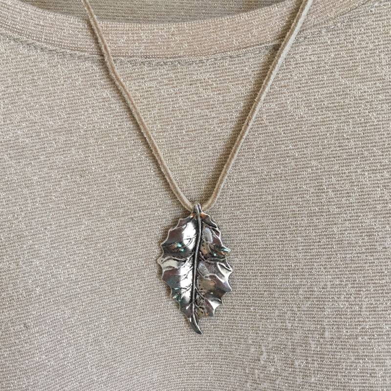 Silber Blatt Auf Blonde Leder Halskette/Anhänger Hippie Boho von SaraGraceDesigner