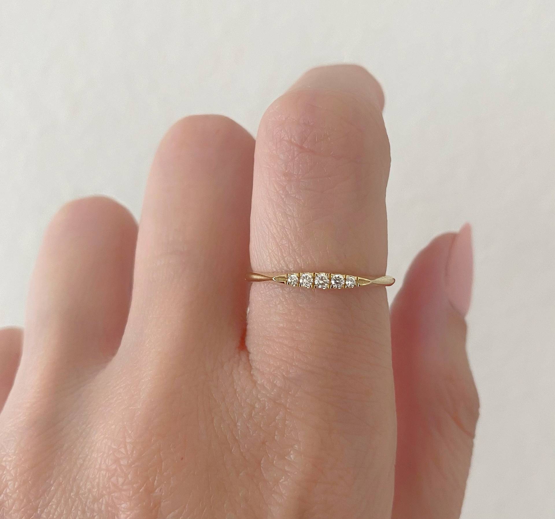 14K Gold Diamant Ehering Für Frauen| 1, 9mm 5 Stein Ring| Gelbgold Micro Pave Ehering| Stapelring von SaraKayJewelry