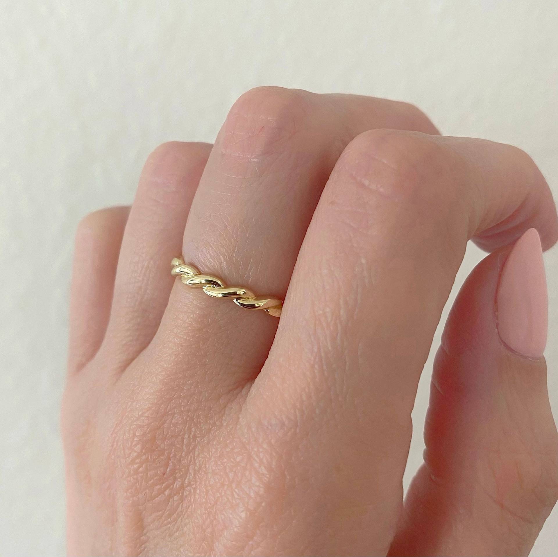 14K Gold Twist Rope Ring| 2, 7mm Geflochtener Dünnes Ehering| Zierlicher Stapelring Von Sara Kay von SaraKayJewelry