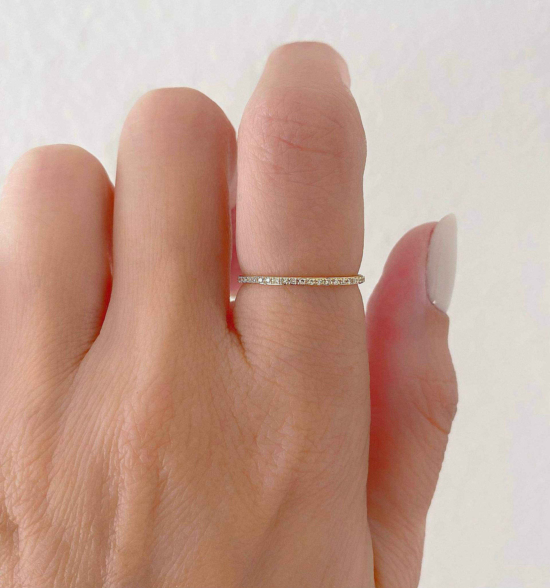 Micro Pave Eternity Diamant Ring| 14K Gold Ehering| Full Stapelring| 1, 0mm Gelbgoldenes Hochzeitsband von SaraKayJewelry