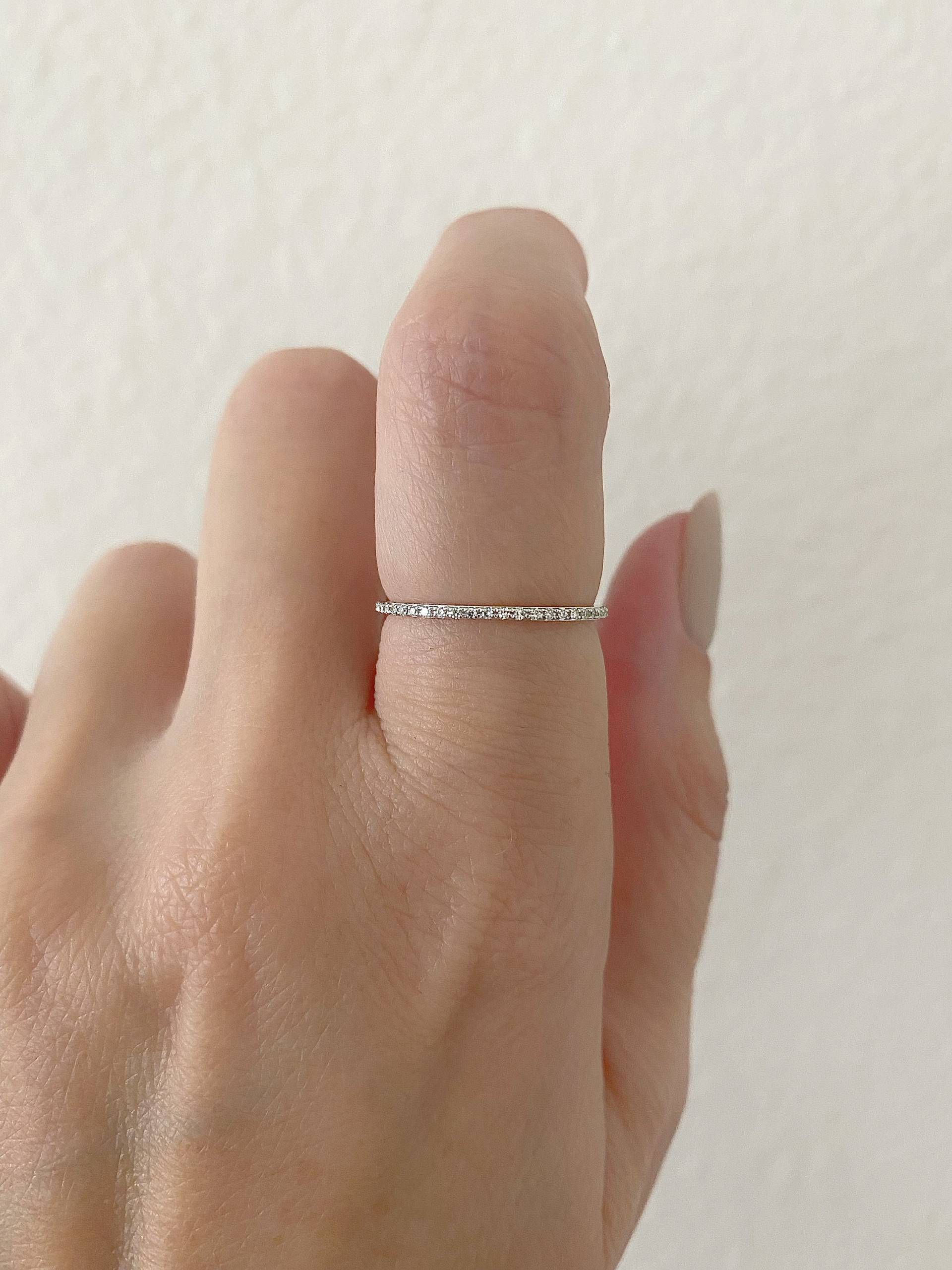 Micro Pave Eternity Diamant Ring| 14K Gold Ehering| Ganzer Stapelring| 1, 0mm Weißgold Hochzeitsband von SaraKayJewelry