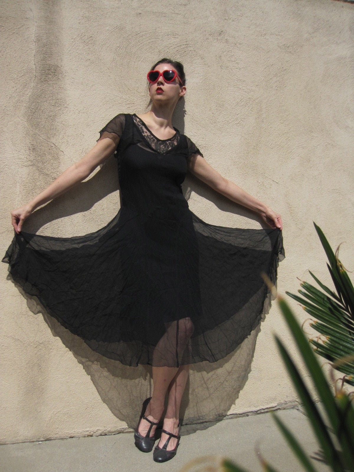 1920Er Jahre Flapper Kleid Schwarze Spitze Cape Flatterrock Stufenrock Wadenlang Band Schleife Zurück Schiere Chiffon Blume Klein Größe Kleine 1920Er Jahre Flapper Kleid Schwarze Spitze Cape Flatterrock Stufenrock Wadenlang Band Schleife Zurück Schiere Chiffon Blume Klein Größe Kleine von SaraLouiseVintage