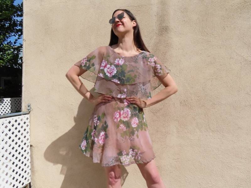 1950Er Jahre Rosen Kleid Chiffon Cape Mini Cocktail Aquarell Rosa Weiß Blumen Kirschblüte Blattdruck Grau Ärmellos Größe Xs - 32" Büste 1950Er Jahre Rosen Kleid Chiffon Cape Mini Cocktail Aquarell Rosa Weiß Blumen Kirschblüte Blattdruck Grau Ärmellos Größe Xs - 32" Büste von SaraLouiseVintage