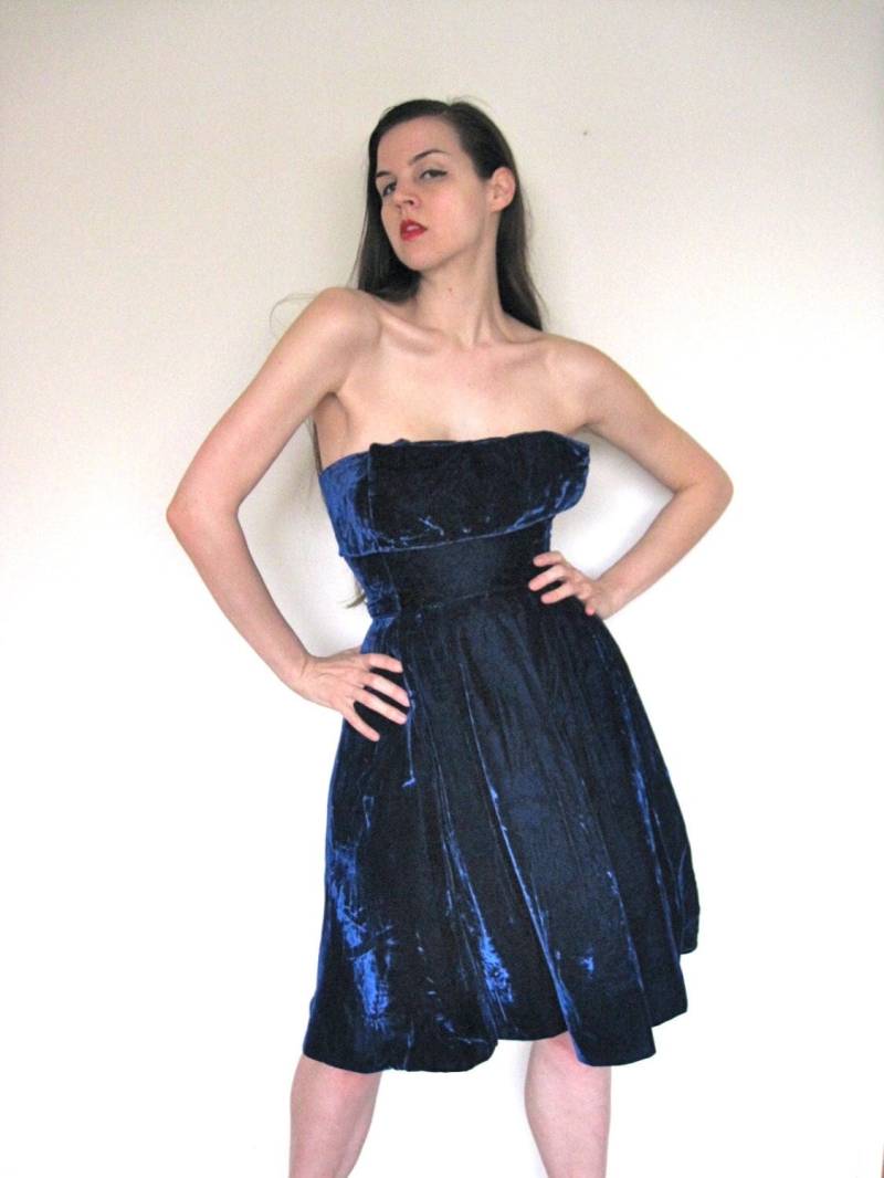 1950Er Suzy Perette Kleid New Look Blauer Samt Strapless Party Couture Cocktail Schwarze Krawatte Formelle Kleidung Größe Xs Extra Small/- 32 "Büste 1950Er Suzy Perette Kleid New Look Blauer Samt Strapless Party Couture Cocktail Schwarze Krawatte Formelle Kleidung Größe Xs Extra Small/- 32 "Büste von SaraLouiseVintage