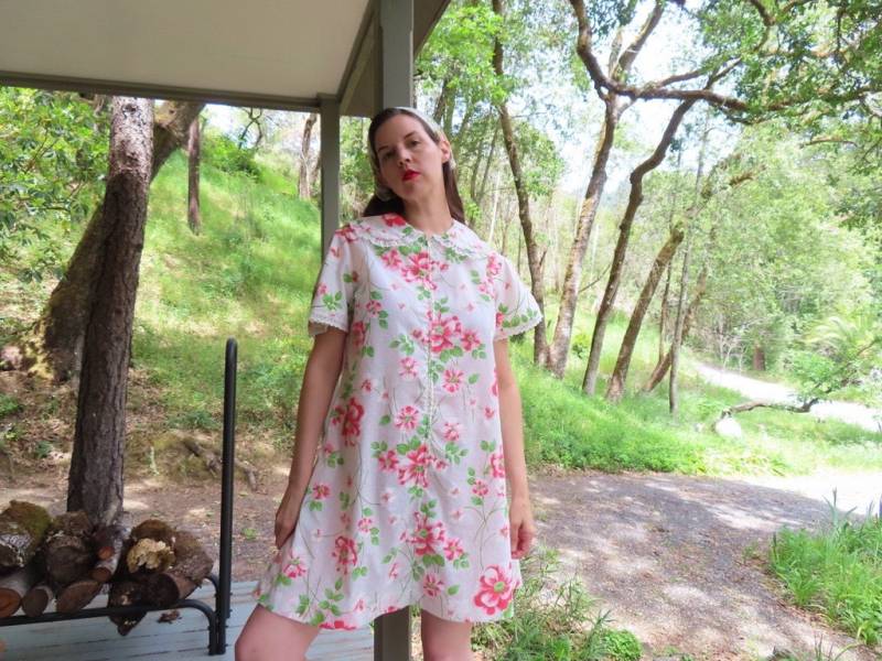 1960Er Jahre Floral Kleid Rosa Weiß Übergroße Blume Blatt-Druck-Spitzenbesatz Peter Pan Kragen Flatter-Ärmel Schweizer Dot Größe Extra Groß Xl von SaraLouiseVintage