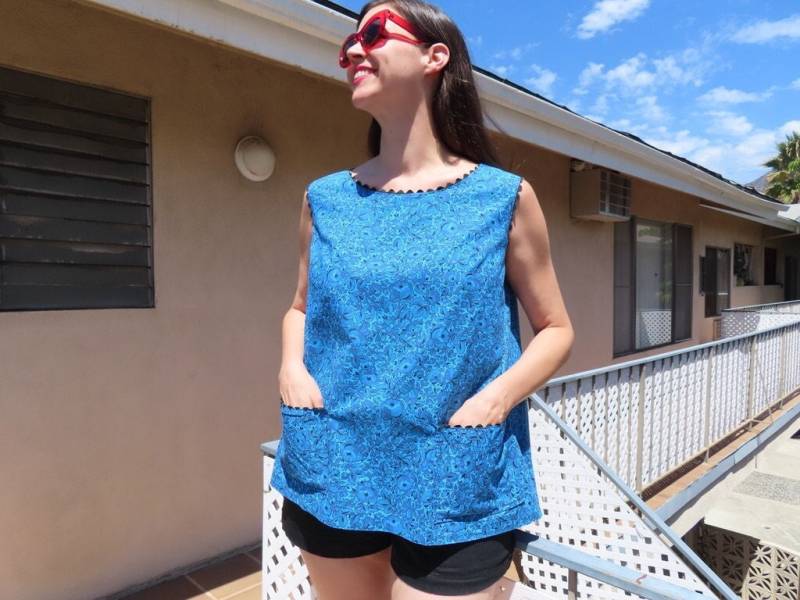 1960Er Jahre Floral Top Zackenzierde Umstands Shirt Blau Schwarz Aufgesetzte Tasche A-Linie Umstandsshirt Größe Small/Medium - 42" Büste von SaraLouiseVintage