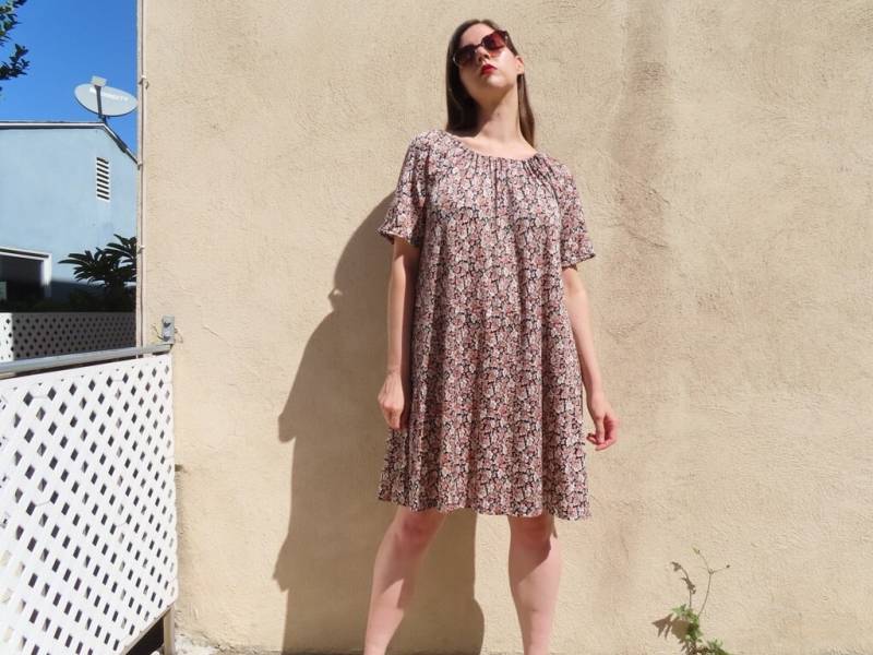 1960Er Jahre Geblümtes Kleid Rosa Schwarz Kurzarm Lose Passform A-Linie U-Ausschnitt Knielanges Hippie-Minikleid Größe Large/Xl Extra - 44" Bust von SaraLouiseVintage