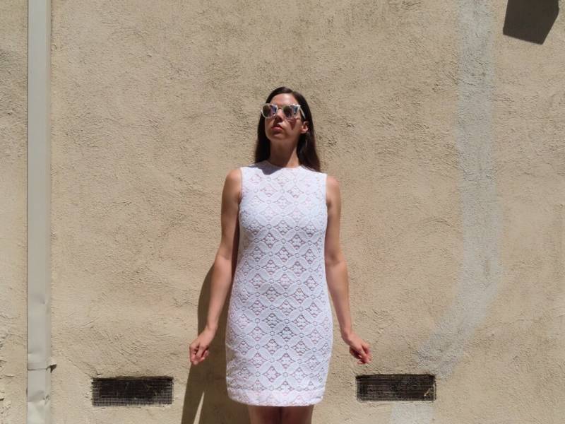 1960Er Jahre Häkelkleid Weiß Pastellrosa Übergroße Blumenspitze Stricken Ärmellos Rundhals Etuikleid Gr. S von SaraLouiseVintage