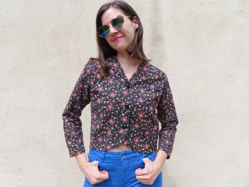 1960Er Jahre Rose Strickjacke Schwarz Rosa Blumendruck Button-Down Kragen Langarm Geschwungener Saum Bluse Top 1960Er Jahre Rose Strickjacke Schwarz Rosa Blumendruck Button-Down Kragen Langarm Geschwungener Saum Bluse Top von SaraLouiseVintage