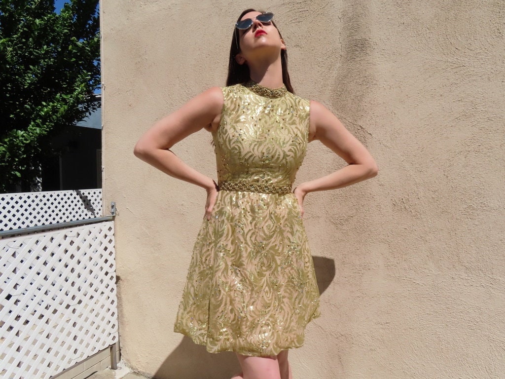 1960S Gold Kleid Blaue Strass Metallic Faden Juwel Kragen Ärmellos Saks Fifth Avenue Minikleid Größe S - 36 "Büste/27" Taille 1960S Gold Kleid Blaue Strass Metallic Faden Juwel Kragen Ärmellos Saks Fifth Avenue Minikleid Größe S - 36 "Büste/27" Taille von SaraLouiseVintage