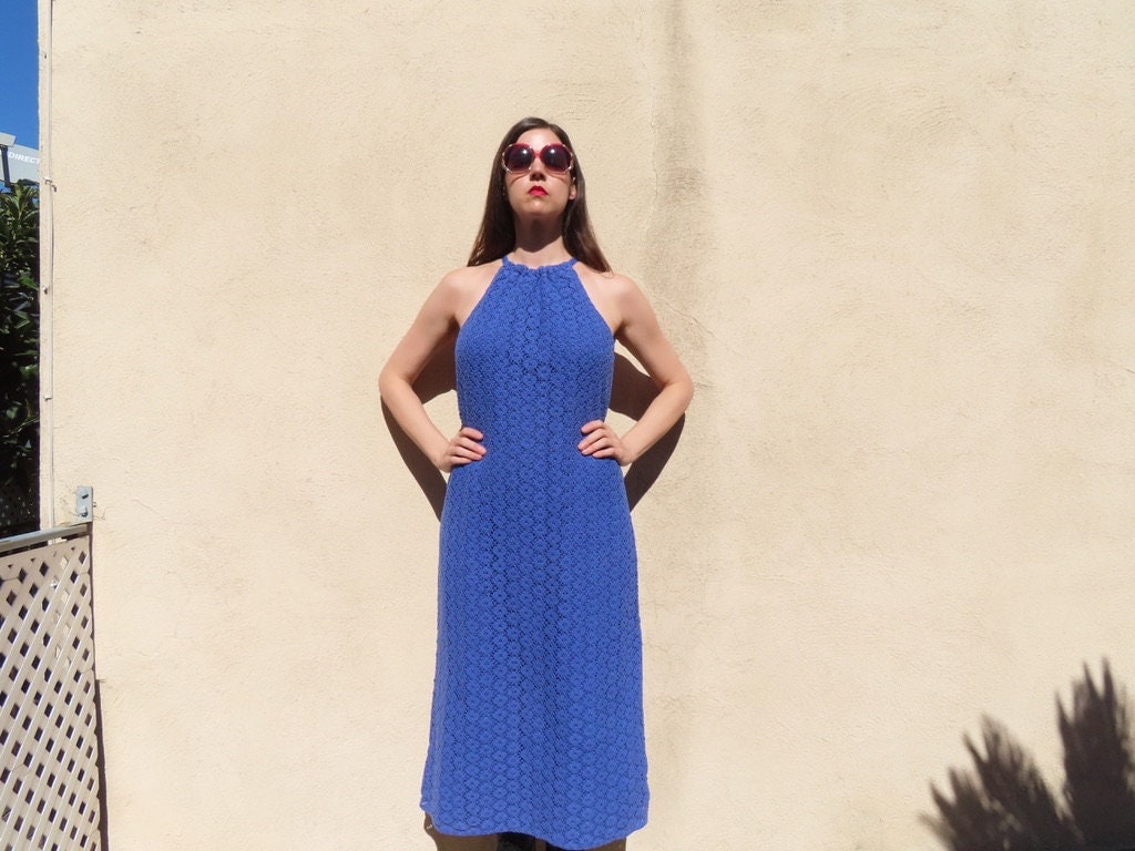 1960S Maxikleid Häkelarbeit Immergrün Lila Blau Blumen Ärmellos Neckholder Gefüttert Kleid Größe L - 42" Brustumfang/ 45" Hüfte/ 50"Länge 1960S Maxikleid Häkelarbeit Immergrün Lila Blau Blumen Ärmellos Neckholder Gefüttert Kleid Größe L - 42" Brustumfang/ 45" Hüfte/ 50"Länge von SaraLouiseVintage