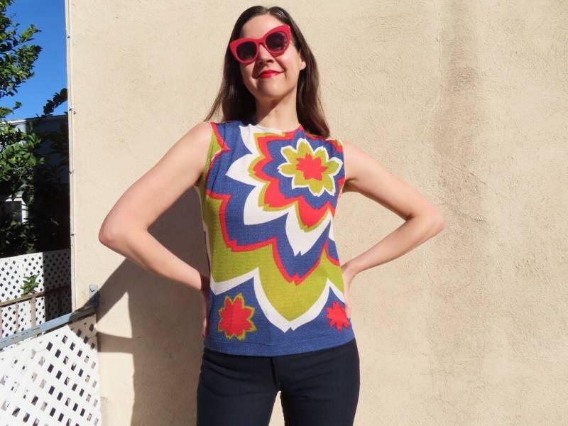 1960S Mod Top Geometrisch Abstrakt Blumen Starburst Print Chartreuse Rot Marine Ärmellos Bluse Shirt Größe S - 36" Brustumfang von SaraLouiseVintage