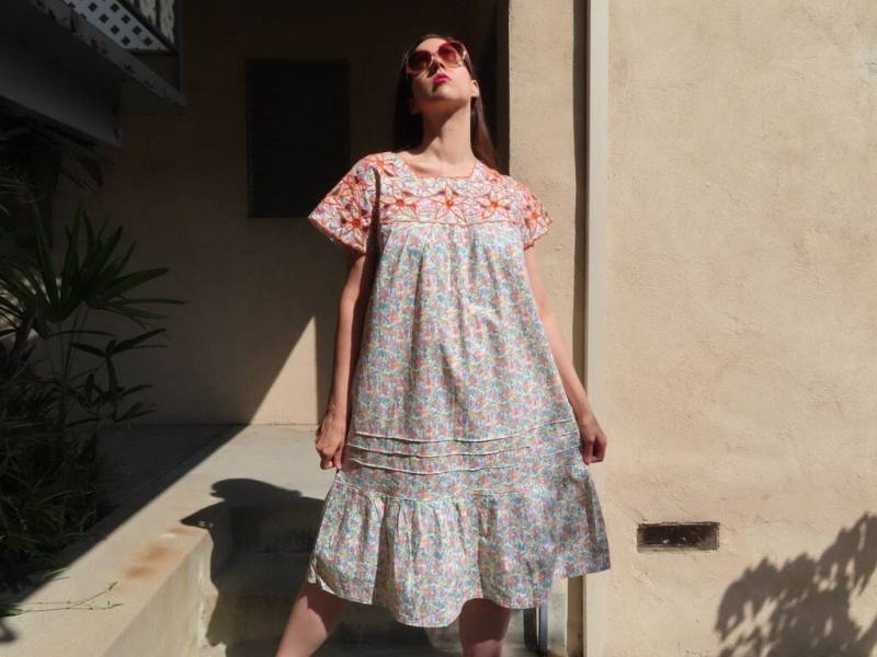 1970Er Jahre Floral Kleid Blume Cutout Ausschnitt Kurzarm Pintuck Ruffle Saum Orange Grün Größe Xxl 2X Extra Groß - 48 "Brust/53" Hüfte von SaraLouiseVintage