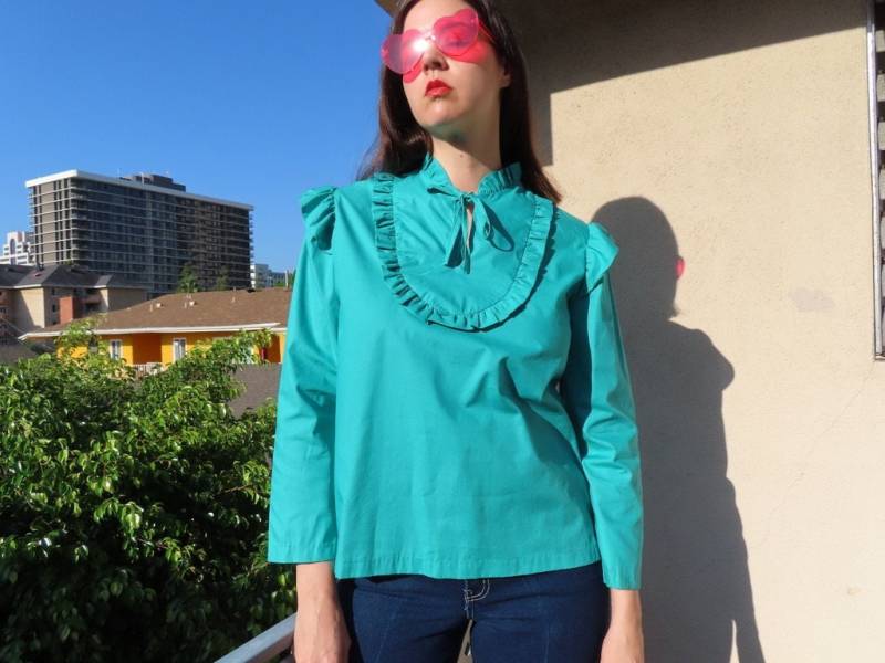 1970Er Jahre Rüschenbluse Petrol Grün Hoch Rüschen Kragen Keyhole Krawatte Hals Passe Langarm Shirt Femme Cottagecore Top Größe Large - 43 1970Er Jahre Rüschenbluse Petrol Grün Hoch Rüschen Kragen Keyhole Krawatte Hals Passe Langarm Shirt Femme Cottagecore Top Größe Large - 43 von SaraLouiseVintage