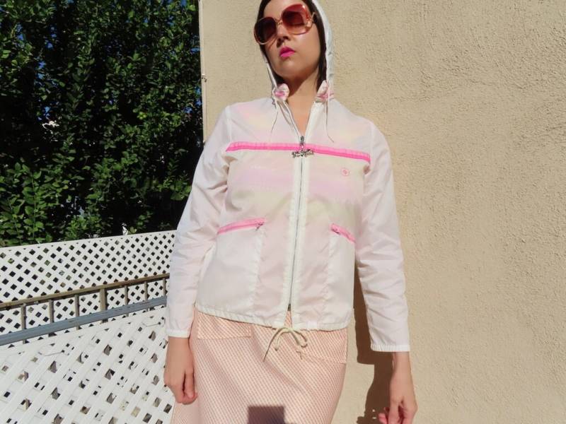 1970Er Jahre Weiß Windjacke Pink Trim Weather Tamer Silber Charm Reißverschluss Vorne Leichte Tiefe Reißverschlusstasche Jacke Kapuzenmantel von SaraLouiseVintage