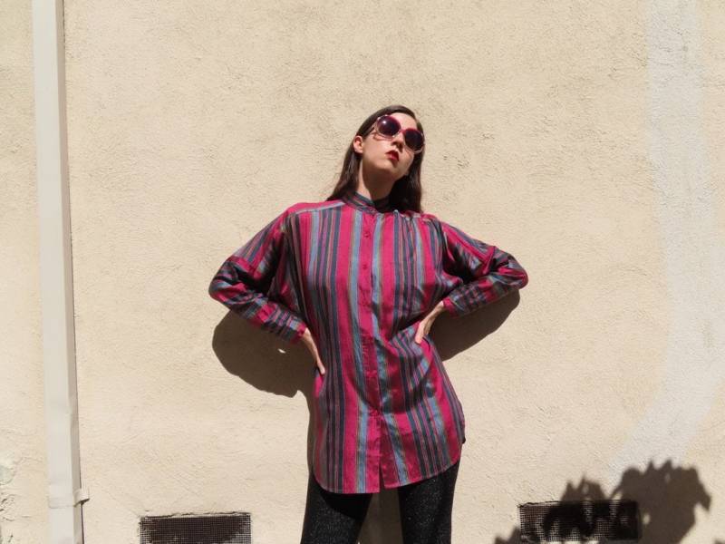 1970S Adini Top Metallic Vertikal Streifen Button Down Stehkragen Hippie Tunika Unisex Größe Herren S/Med - Damen L Xl 132 cm Brustumfang von SaraLouiseVintage