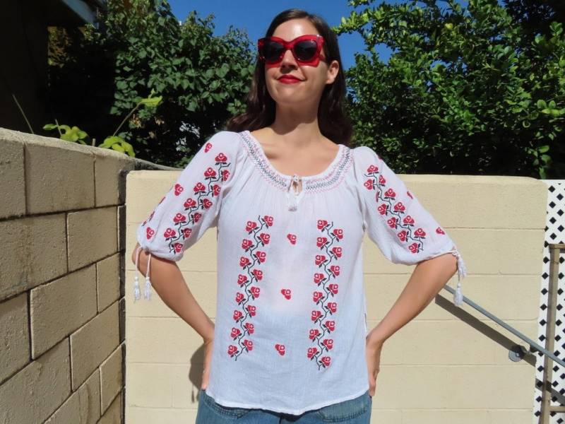 1970S Besticktes Top Rote Rose Nadelspitze Stickerei Gesmokter Ausschnitt Weiße Baumwoll-Gaze Quaste Krawatte Bluse Größe Mittel/Groß - 41 1970S Besticktes Top Rote Rose Nadelspitze Stickerei Gesmokter Ausschnitt Weiße Baumwoll-Gaze Quaste Krawatte Bluse Größe Mittel/Groß - 41 von SaraLouiseVintage