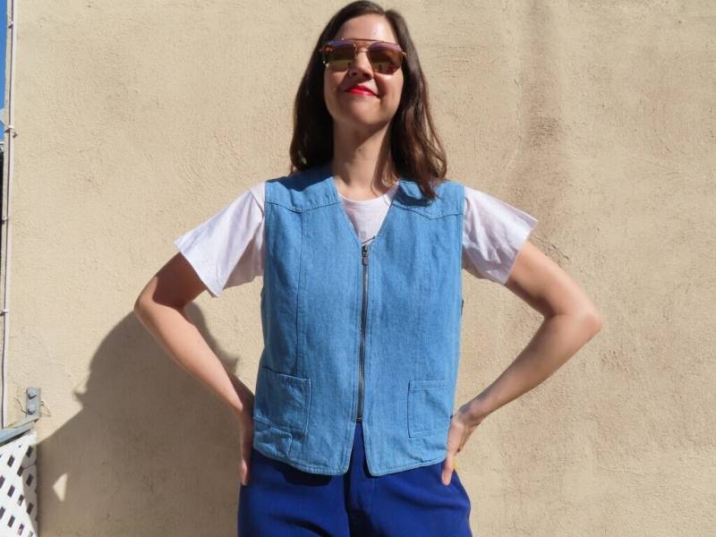 1970S Denim Weste Reißverschluss Vorne Hellblau Jeanstasche Rot Kariertes, Mit Flanell Gefüttertes, Ärmelloses Top 1970S Denim Weste Reißverschluss Vorne Hellblau Jeanstasche Rot Kariertes, Mit Flanell Gefüttertes, Ärmelloses Top von SaraLouiseVintage