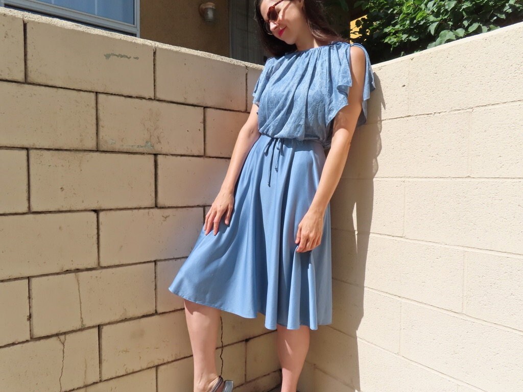 1980Er Jahre Blumenkleid Leicht Französisch Blau Rose Spitze Netz-Overlay Flatterärmel Polyester Krawatte Taille Knielänge Größe Small/Medium 1980Er Jahre Blumenkleid Leicht Französisch Blau Rose Spitze Netz-Overlay Flatterärmel Polyester Krawatte Taille Knielänge Größe Small/Medium von SaraLouiseVintage