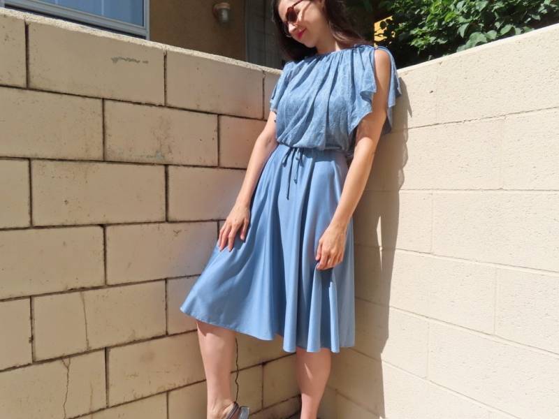 1980Er Jahre Blumenkleid Leicht Französisch Blau Rose Spitze Netz-Overlay Flatterärmel Polyester Krawatte Taille Knielänge Größe Small/Medium 1980Er Jahre Blumenkleid Leicht Französisch Blau Rose Spitze Netz-Overlay Flatterärmel Polyester Krawatte Taille Knielänge Größe Small/Medium von SaraLouiseVintage