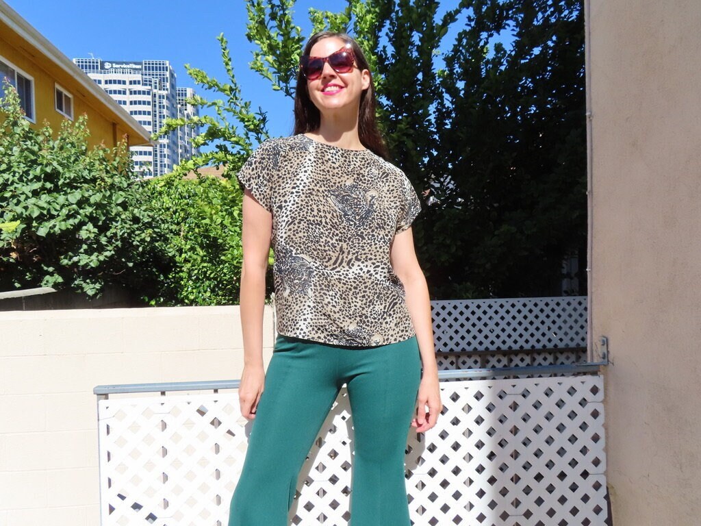 1980Er Jahre Cheetah Top Big Cat Gesicht Print Kurzarm Rundhals Shirt Leopard Animal Beige Khaki Schwarz Bluse Größe Medium/Large - 41 "Brustumfang 1980Er Jahre Cheetah Top Big Cat Gesicht Print Kurzarm Rundhals Shirt Leopard Animal Beige Khaki Schwarz Bluse Größe Medium/Large - 41 "Brustumfang von SaraLouiseVintage