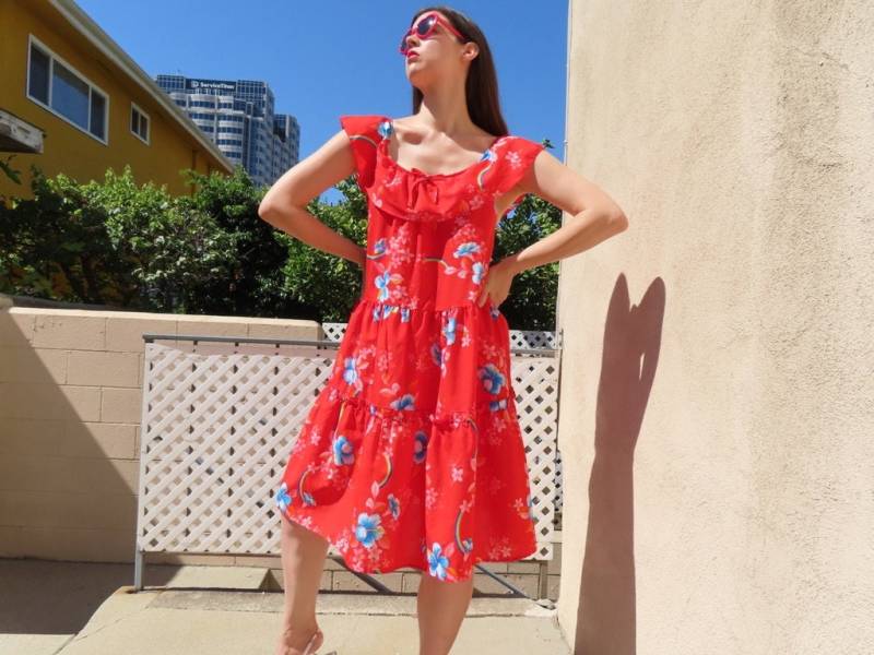 1980Er Jahre Hawaii-Kleid Regenbogen Hibiskus-Druck Rot Blau Floral Breiter Rüschen-Ausschnitt Abgestufter Rock Größe Large/Xl Extra - 42 "Büste von SaraLouiseVintage