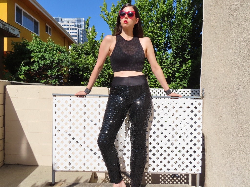1980Er Jahre Pailletten Leggings Schwarz Allover Dehnbar Hohe Taille Hose Größe S/M - 26 "Taille 35" Hüfte 13 "30.5" Schrittlänge." 1980Er Jahre Pailletten Leggings Schwarz Allover Dehnbar Hohe Taille Hose Größe S/M - 26 "Taille 35" Hüfte 13 "30.5" Schrittlänge." von SaraLouiseVintage