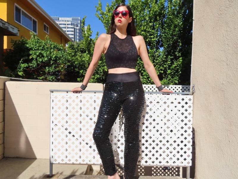 1980Er Jahre Pailletten Leggings Schwarz Allover Dehnbar Hohe Taille Hose Größe S/M - 26 "Taille 35" Hüfte 13 "30.5" Schrittlänge." 1980Er Jahre Pailletten Leggings Schwarz Allover Dehnbar Hohe Taille Hose Größe S/M - 26 "Taille 35" Hüfte 13 "30.5" Schrittlänge." von SaraLouiseVintage