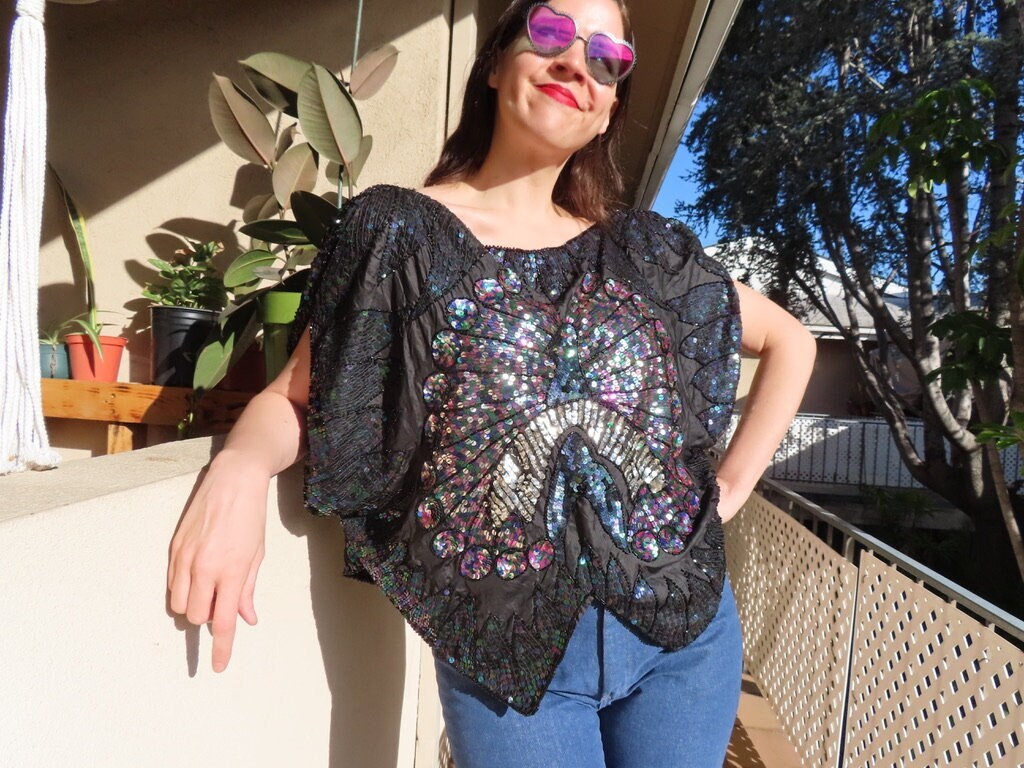 1980Er Jahre Pailletten Top Pfau Schwarz Seide Multicolor Silber Perlen Ärmellose Schulterpolster Bluse - Einheitsgröße Passt Viele 56" Büste/Taille von SaraLouiseVintage