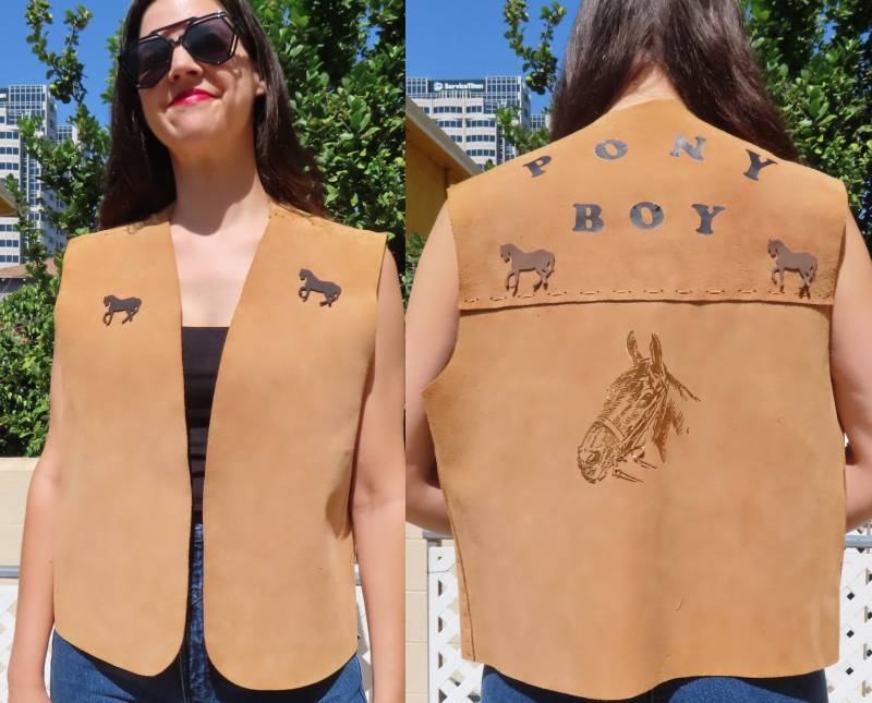 1980Er Jahre Pony Boy Weste Handgefertigte Leder Beige Tan Offene Front Gold Pferdegrafik Western Cowboy The Außenseiter Neuheit Top - Einheitsgröße von SaraLouiseVintage