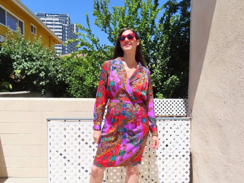 1980Er Jahre Seidenkleid Barock-Print Lila Rote Herz-Knopf Kragen Revers Wrap Knie-Länge Langarm Paisley Größe Medium/Large - 41 "Büste von SaraLouiseVintage