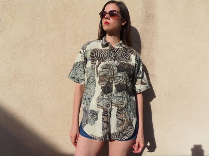 1980S Animal Print Shirt Büffel Zebra Tiger Kurzarm Boxy Fit Button Down Bluse Grau Top Größe Large/Xl - 43" Brustumfang 1980S Animal Print Shirt Büffel Zebra Tiger Kurzarm Boxy Fit Button Down Bluse Grau Top Größe Large/Xl - 43" Brustumfang von SaraLouiseVintage