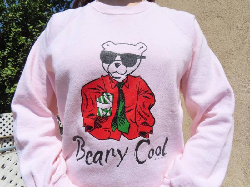 1980S Bär Sweatshirt Beary Cool Yuppie Business Sonnenbrille Krawatte Teddy Rosa Fleece Raglan-Pullover Größe Large - 43" Brustumfang/26.5" Länge 1980S Bär Sweatshirt Beary Cool Yuppie Business Sonnenbrille Krawatte Teddy Rosa Fleece Raglan-Pullover Größe Large - 43" Brustumfang/26.5" Länge von SaraLouiseVintage
