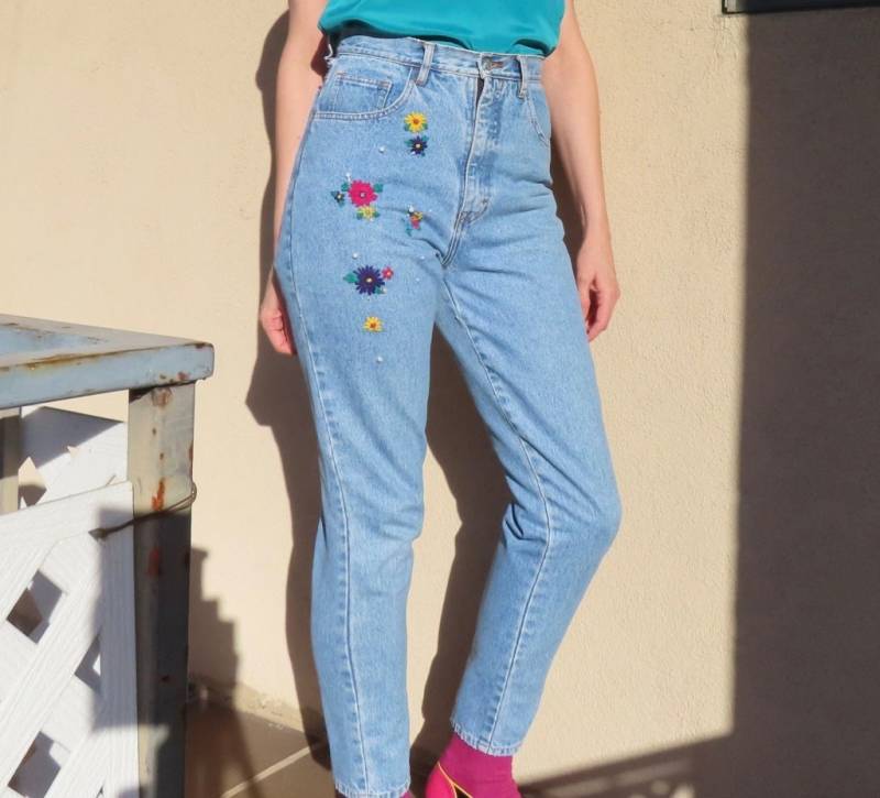 1980S Bestickte Jeans Pink Gelb Blumen Stickerei Perle Tapered Light Wash Blue Denim Größe 73 cm Taille/100 Hüfte 32 Umfang 30 Schrittlänge von SaraLouiseVintage